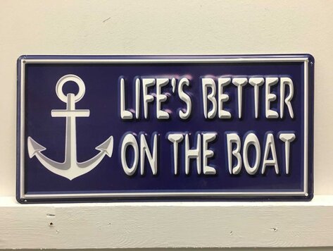 Affiche en métal  - Life's better on the boat bleue