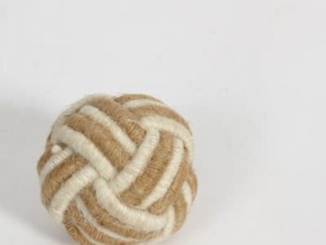 Poignée blanche et brune en jute