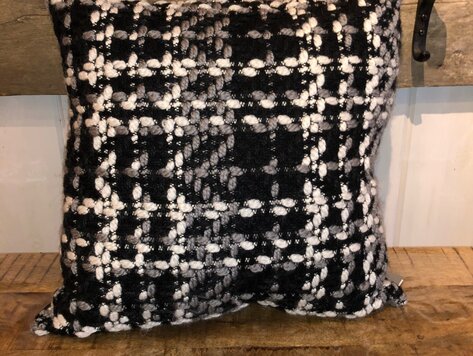 Coussin noir, blanc et gris