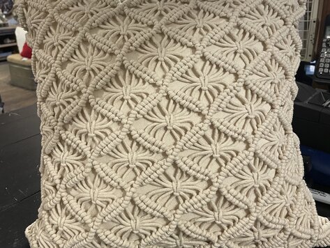Coussin macramé beige 17" x 17"