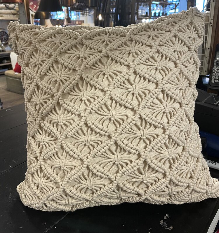 Coussin macramé beige 17" x 17"