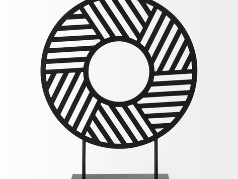 Décoration en métal noir sur pied