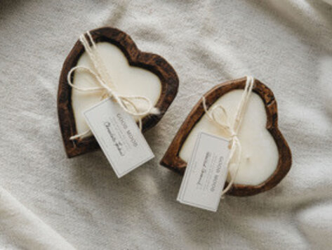 Bougie petit coeur brun en bois - 3 mèches