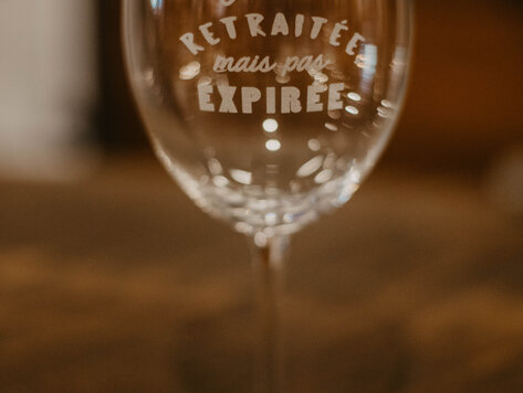 Coupe à vin gravée- Je suis retraitée (F)