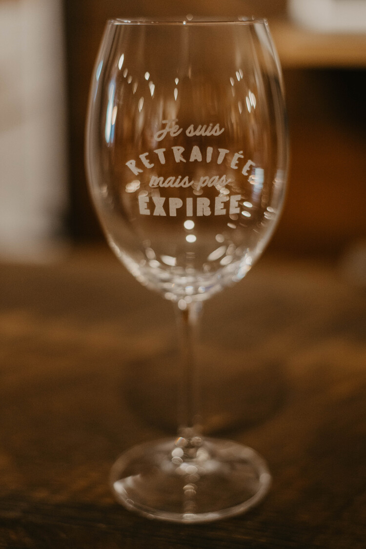 Coupe à vin gravée- Je suis retraitée (F)