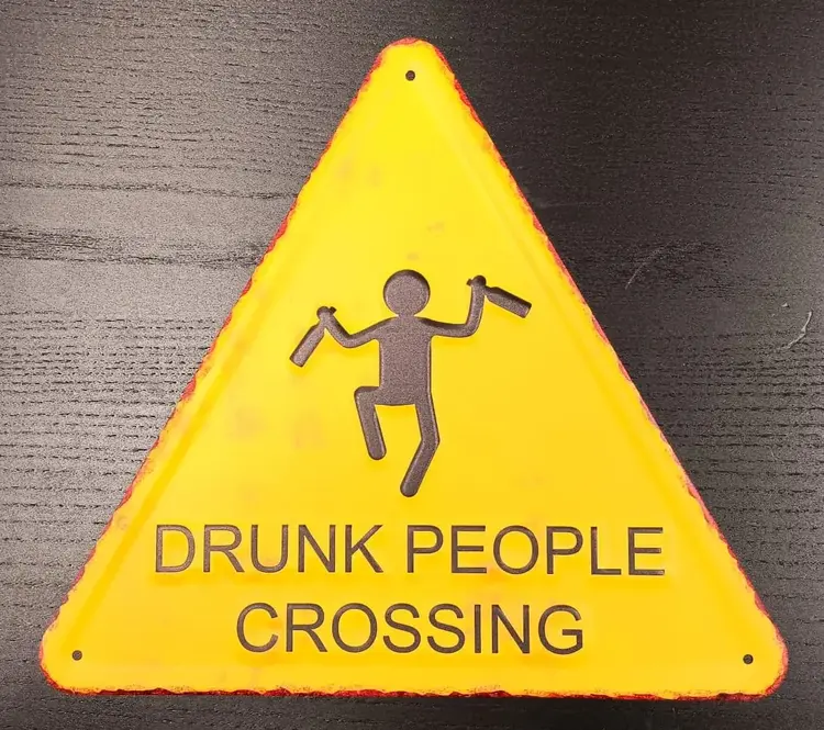 Affiche en métal - Drunk People Crossing