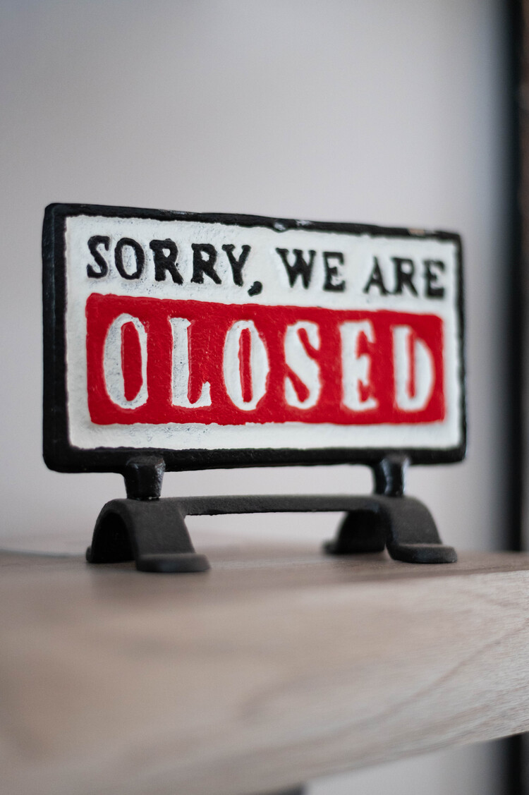 Plaque en fonte - sorry, we are closed
