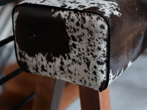 Banc simple en peau de vache-noir