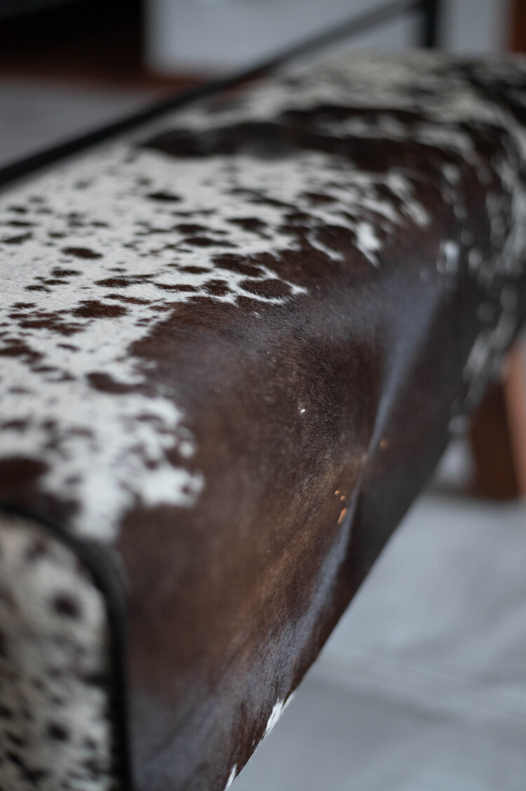 Banc simple en peau de vache-noir
