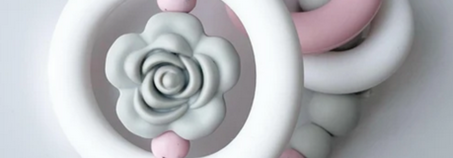 Hochet d'éveil sensoriel - Fleur Rose