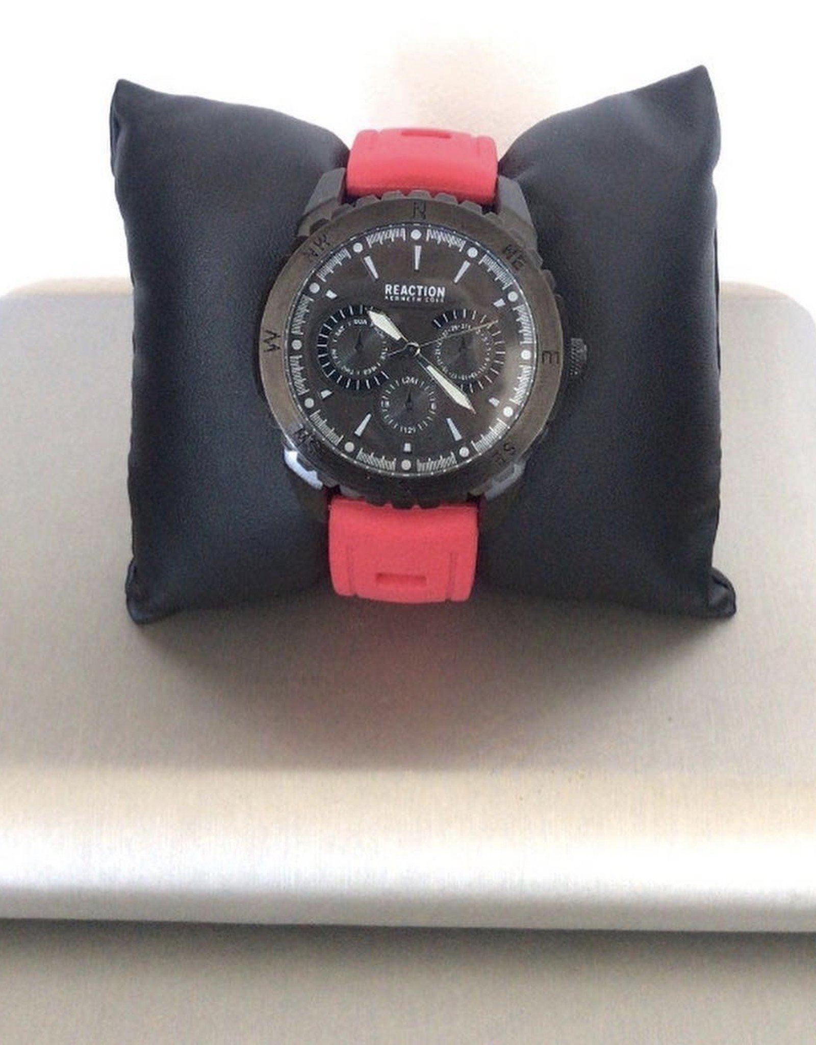 Kenneth Cole Reaction Kenneth Cole Reaction Men’s Watch Analog Red Silicone