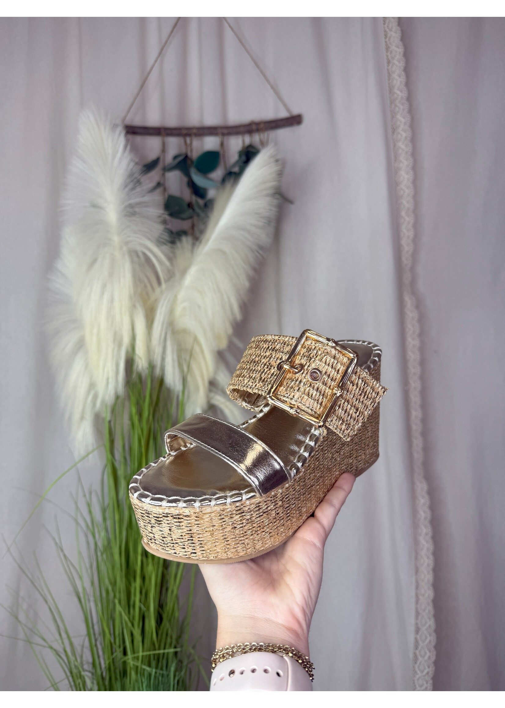 Nopal-12 Buckle Strap Platform