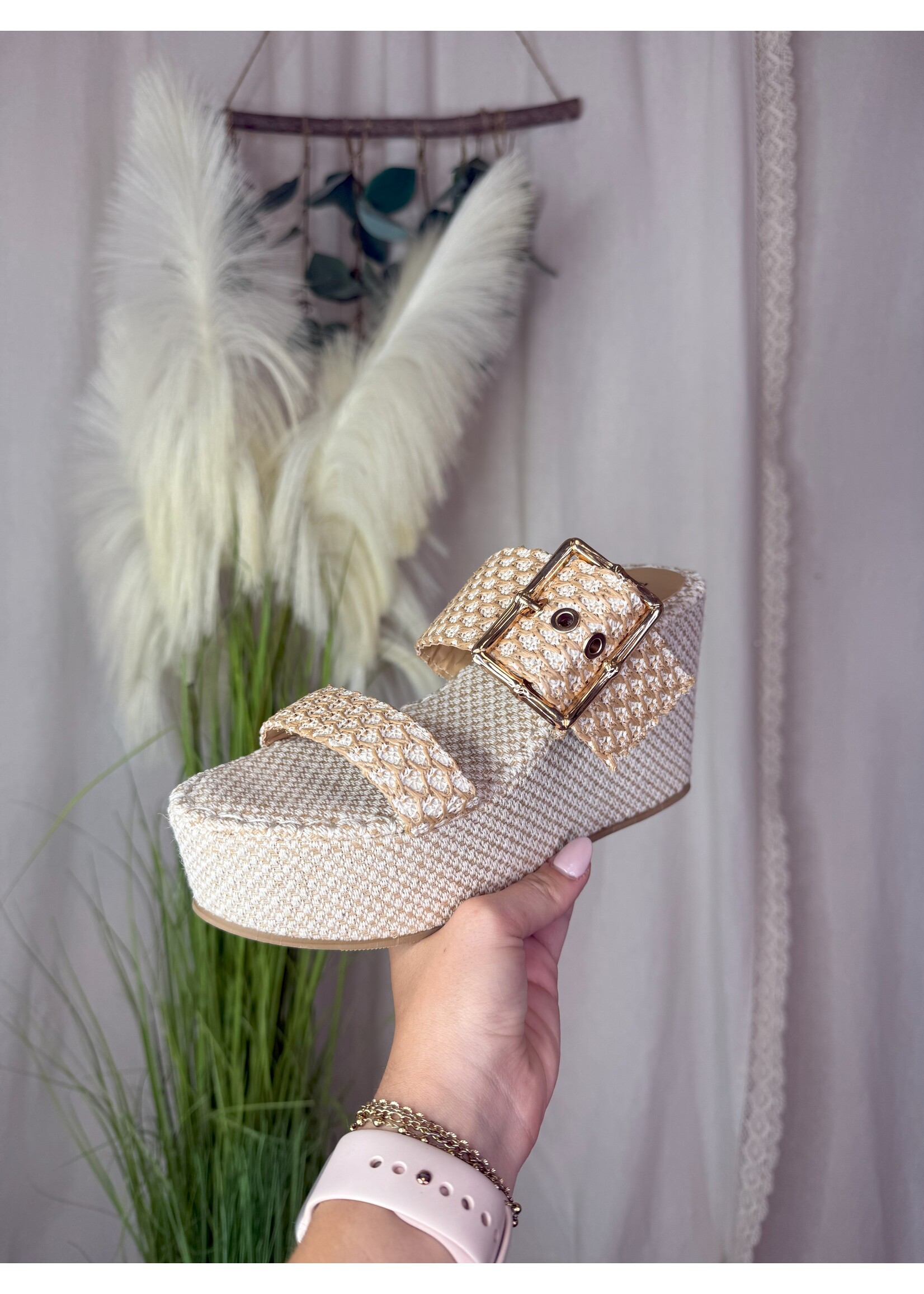 Nopal-12 Buckle Strap Platform