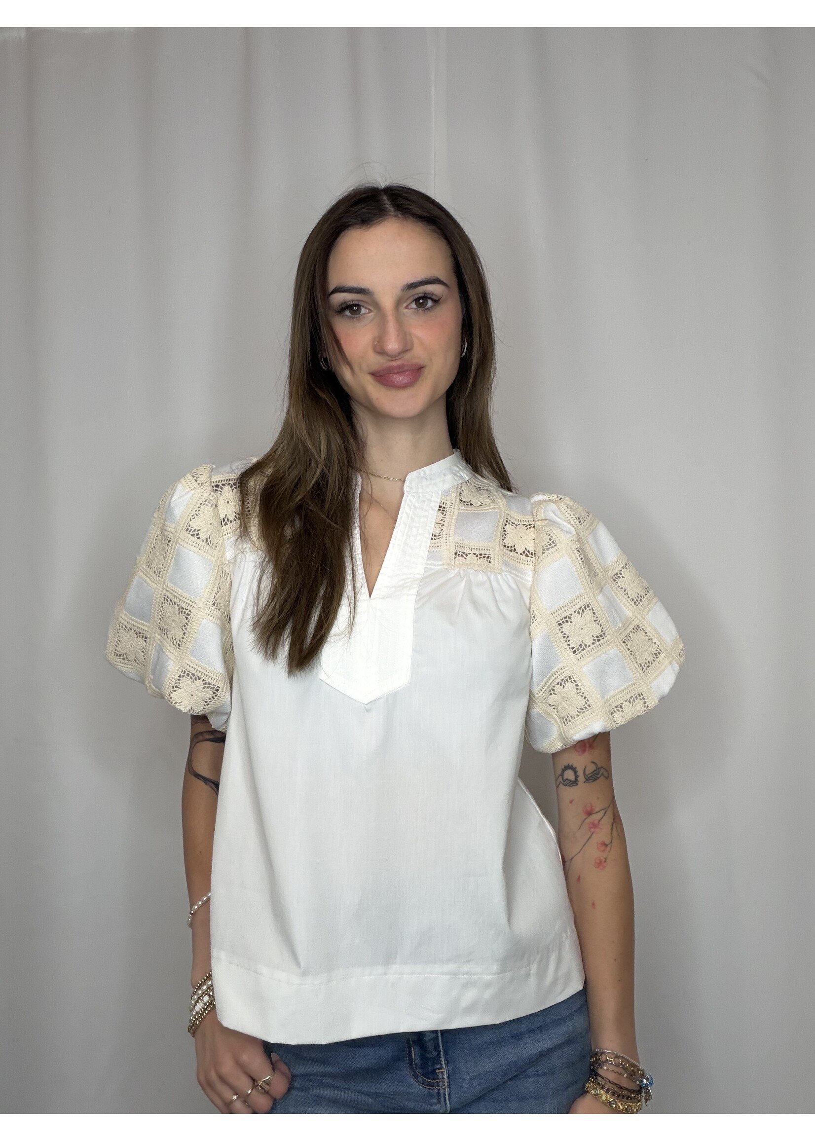 Short Puff Sleeves V-notched Veck Top