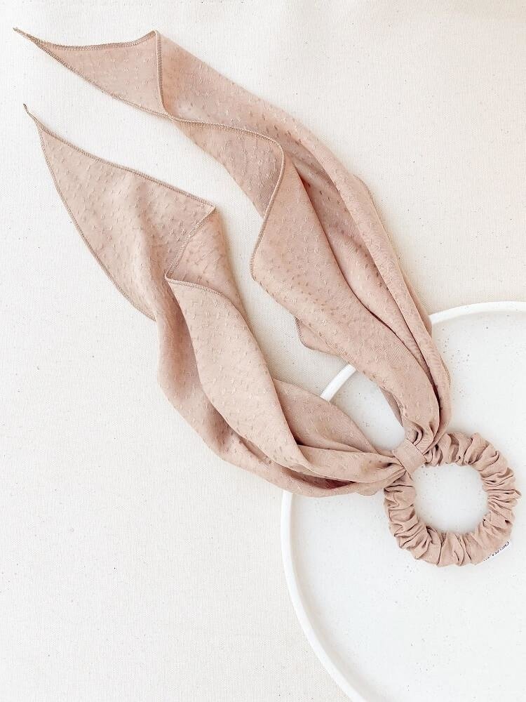 Chelsea King Poppy Dobby Taupe Scrunchie Scarf Set