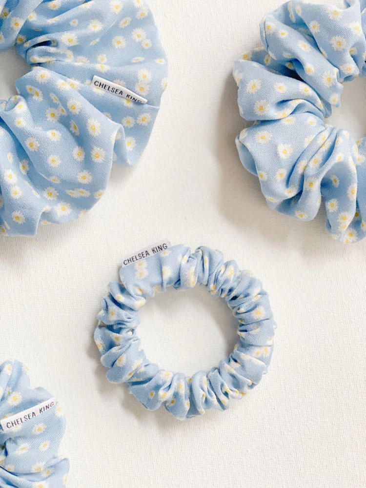 Chelsea King Daisy Floral Scrunchie Petite