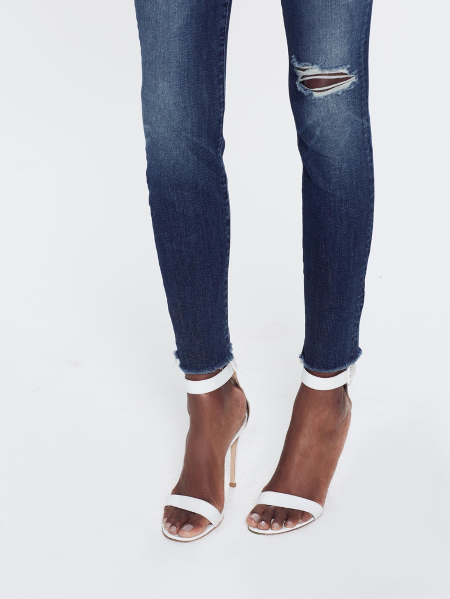 Mother Denim -High Waisted Looker Ankle Fray - Close to the Mother Denim -High Waisted Looker Ankle Fray - Close to the