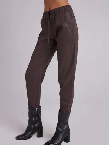Bella Dahl Chelsea Luxe Pocket Jogger Rich Carob