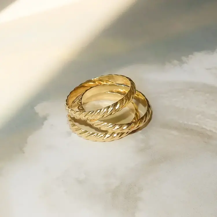Leah Alexandra Wave Ring Gold