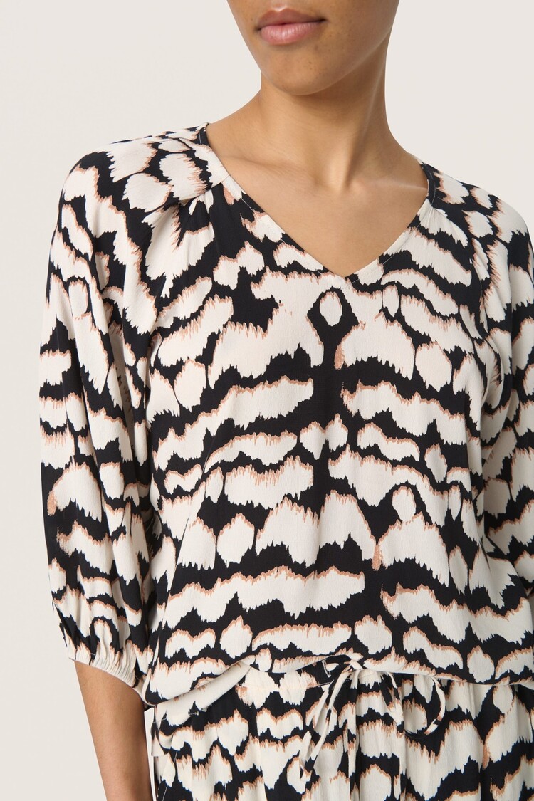 Soaked in Luxury Slalize Blouse Whitecap Grey Zig Zag