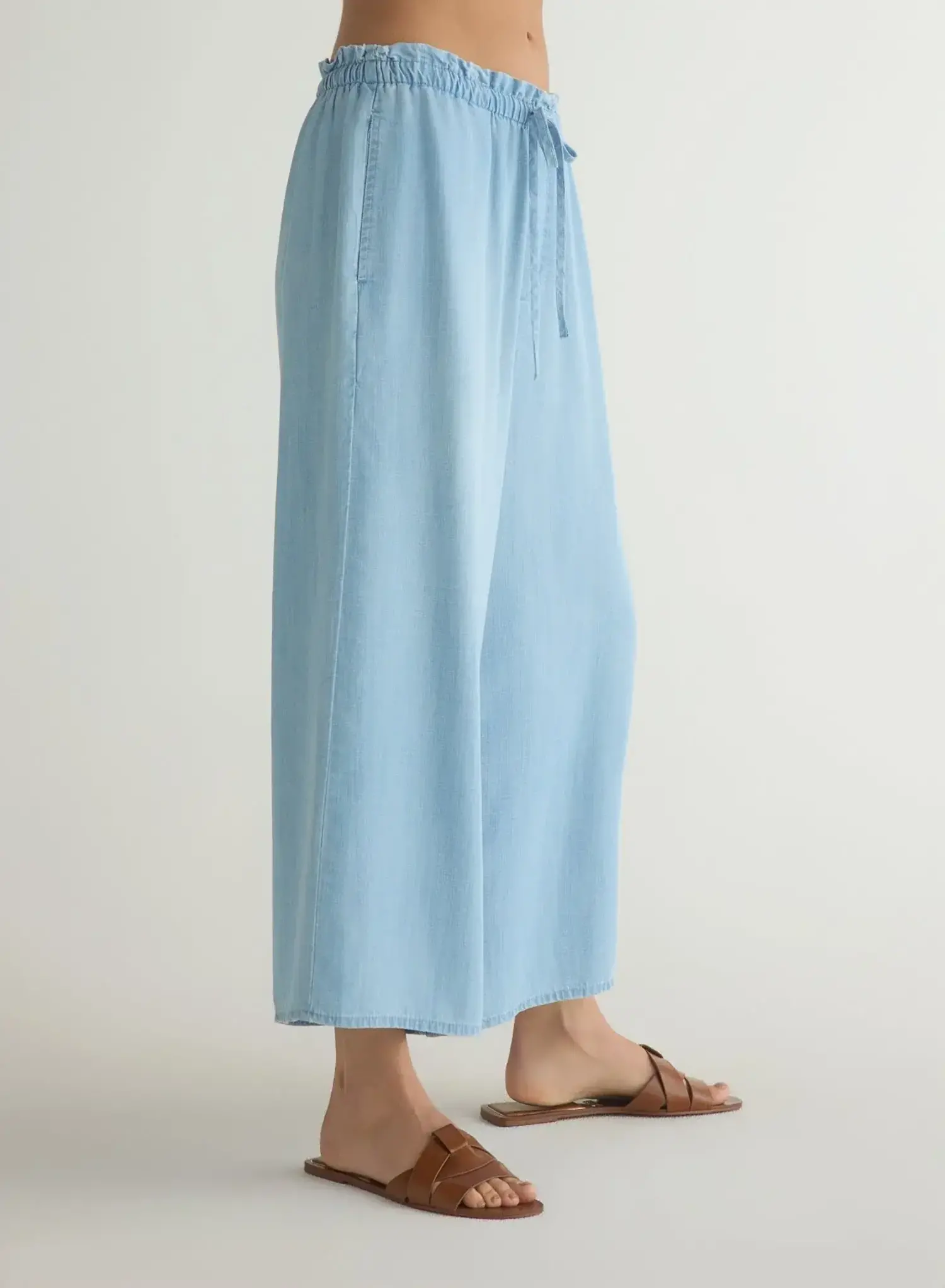 Bella Dahl | Ruffle Waist Wide Leg Crop Light Riviera Wash - Tryst