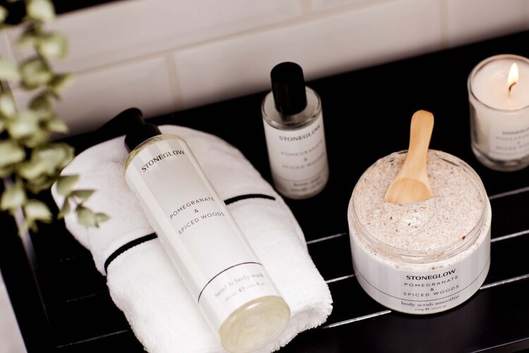 Stoneglow Modern Classics Pomegranate & Spiced Woods Scrub Smoothie