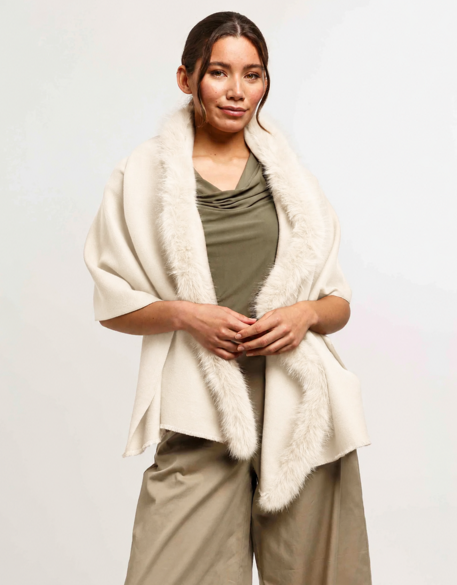 V. FRAAS Poncho avec bordure de fausse fourrure