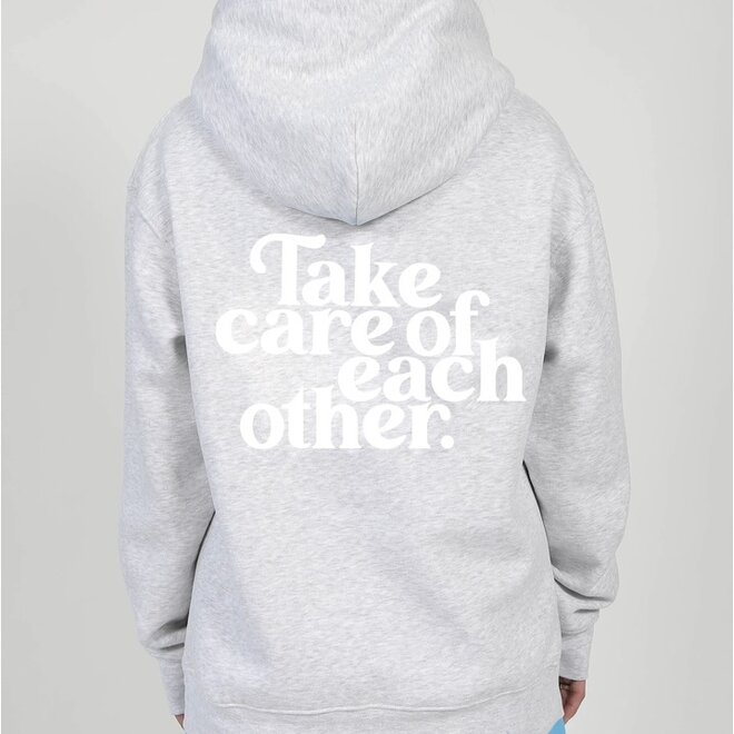 TAKE CARE OF EACH OTHER PO HOODY PEBBLE GREY/WHTE