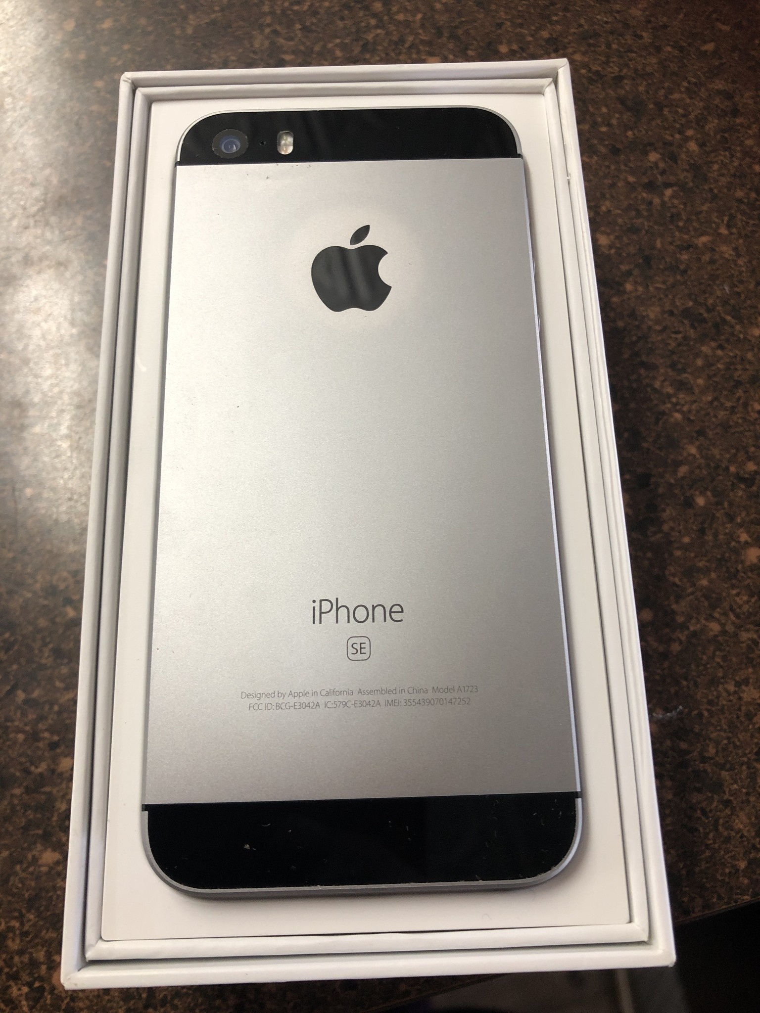 Apple Iphone Se Telus 16gb Silver W Otterbox Case Used Cardston Lariat Cross Trading Post