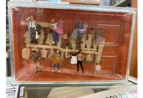 PREISER # 10305 - "IN FRONT OF THE FASHION BOUTIQUE" - 1:87/HO SCALE