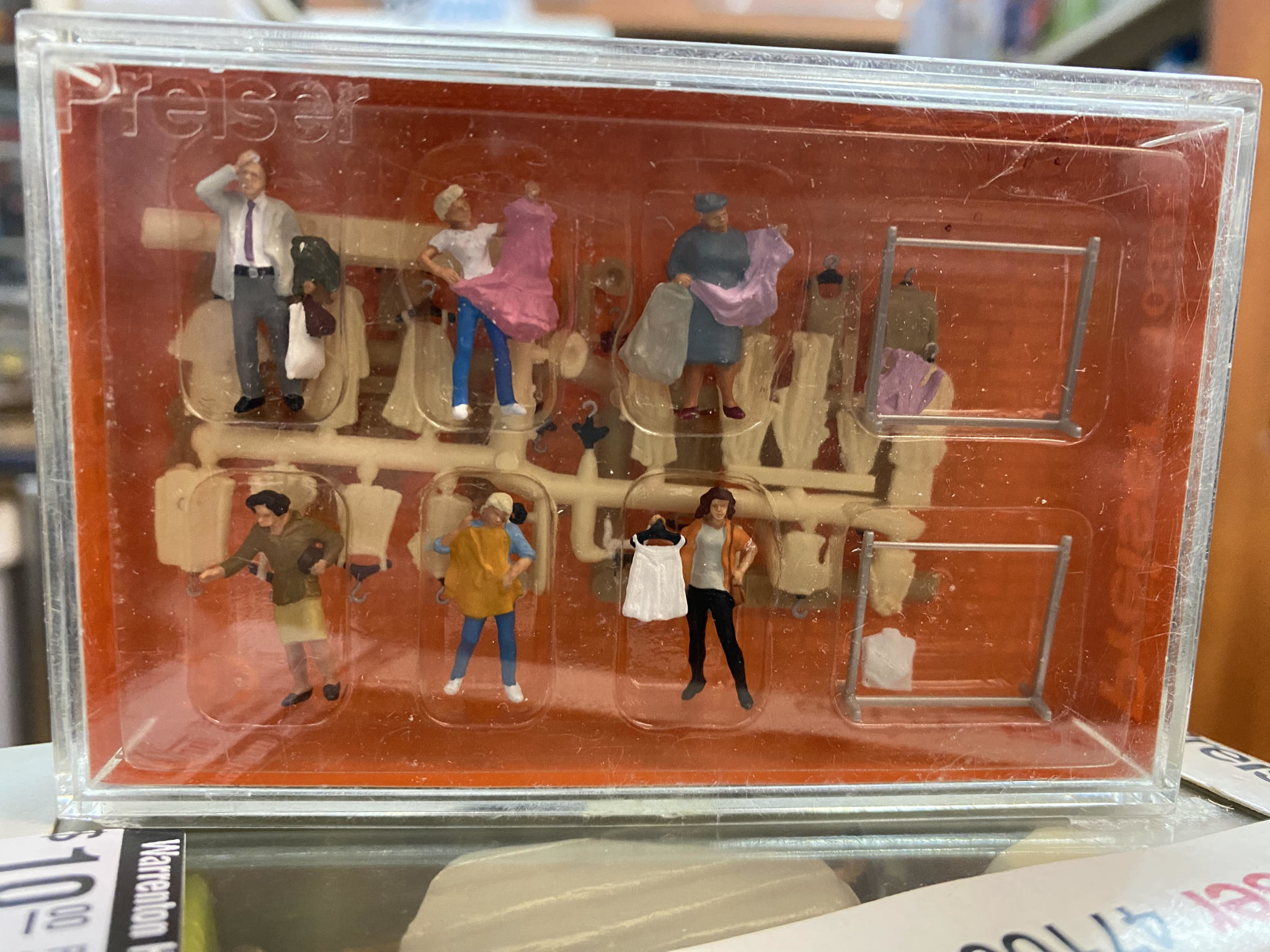 PREISER # 10305 - "IN FRONT OF THE FASHION BOUTIQUE" - 1:87/HO SCALE