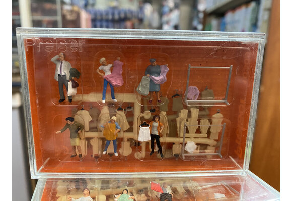 Preiser 10305 HO Fashion Boutique Shoppers Figures (Set of 6), HO 1:87
