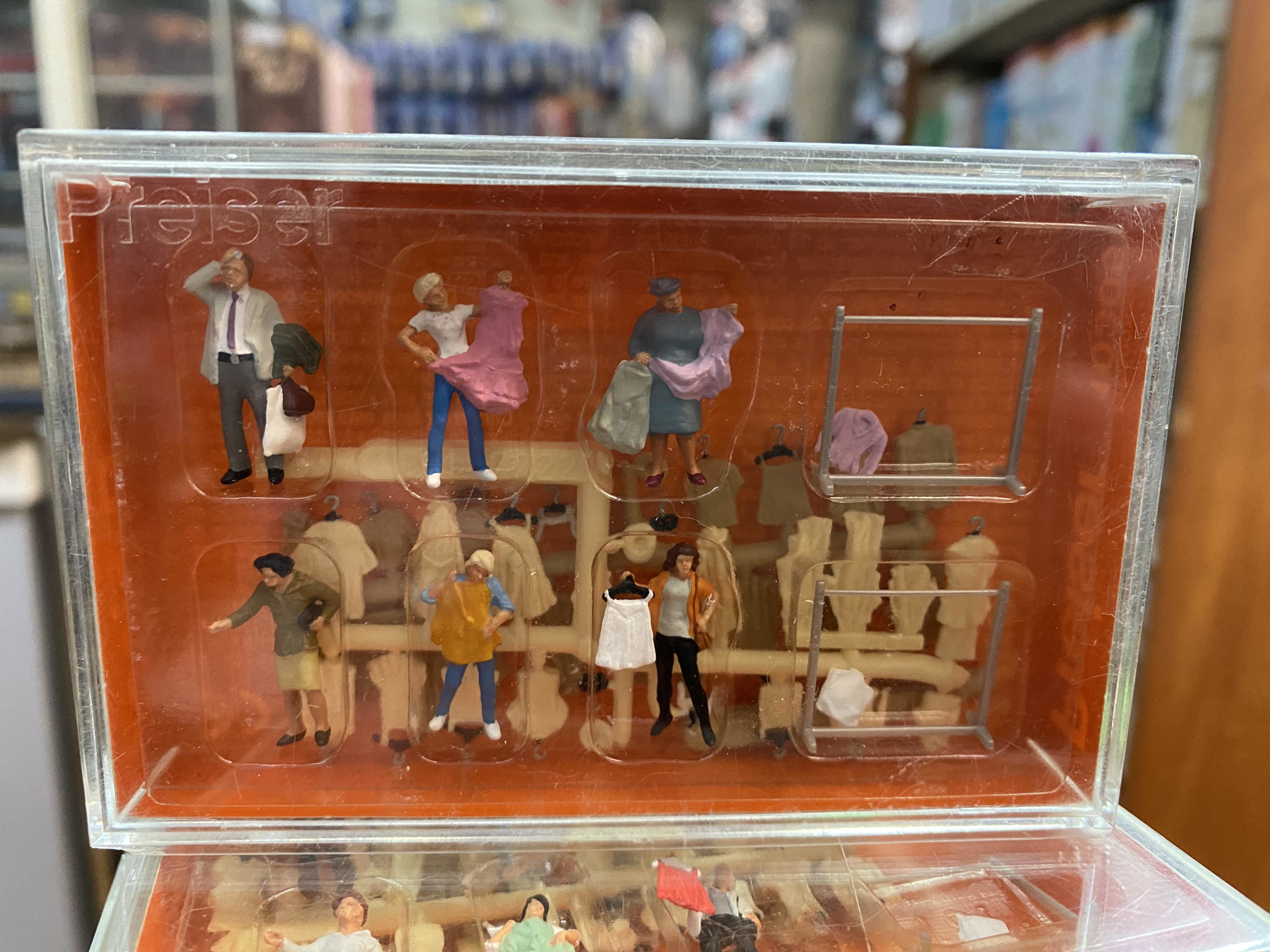 Preiser 10305 HO Fashion Boutique Shoppers Figures (Set of 6), HO 1:87