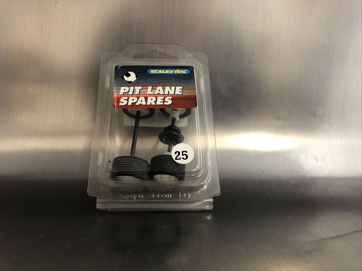 PIT LANE SPARES AXLE ASSYS BMW 25   C8095