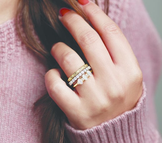 Célébrez l’amour avec une bague trinité.