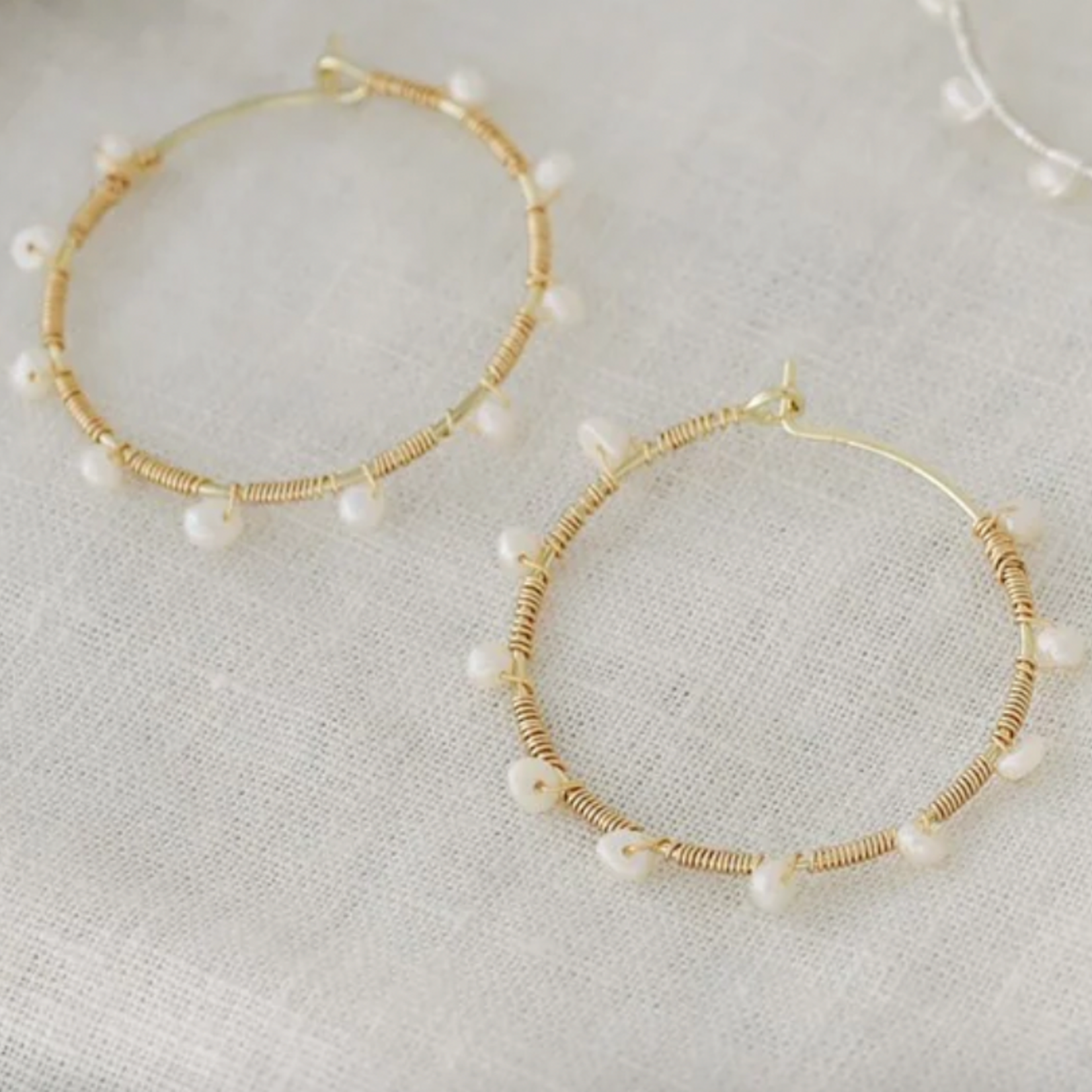 Glee Jolie Hoops, gold/white pearl