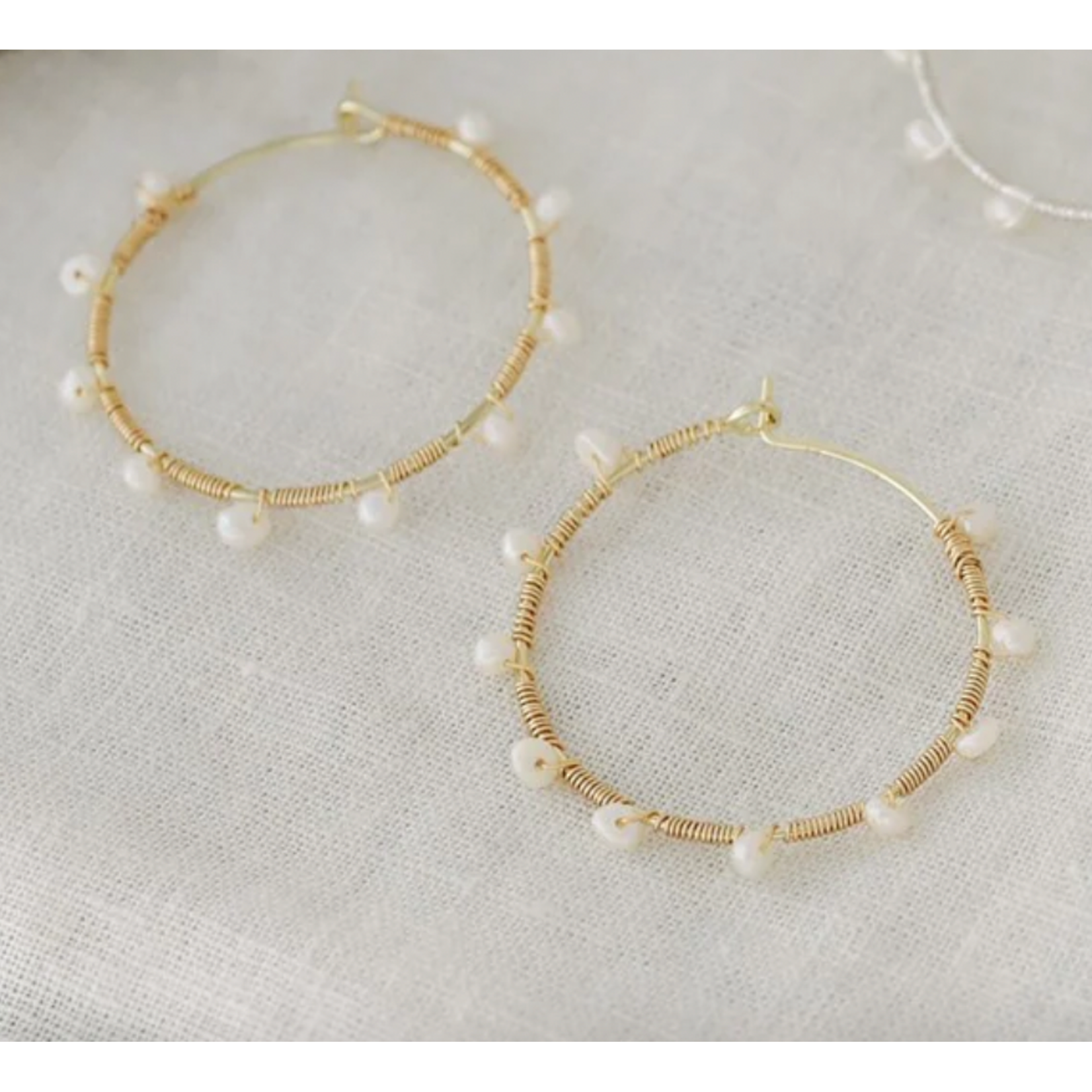 Jolie Hoops, gold/white pearl