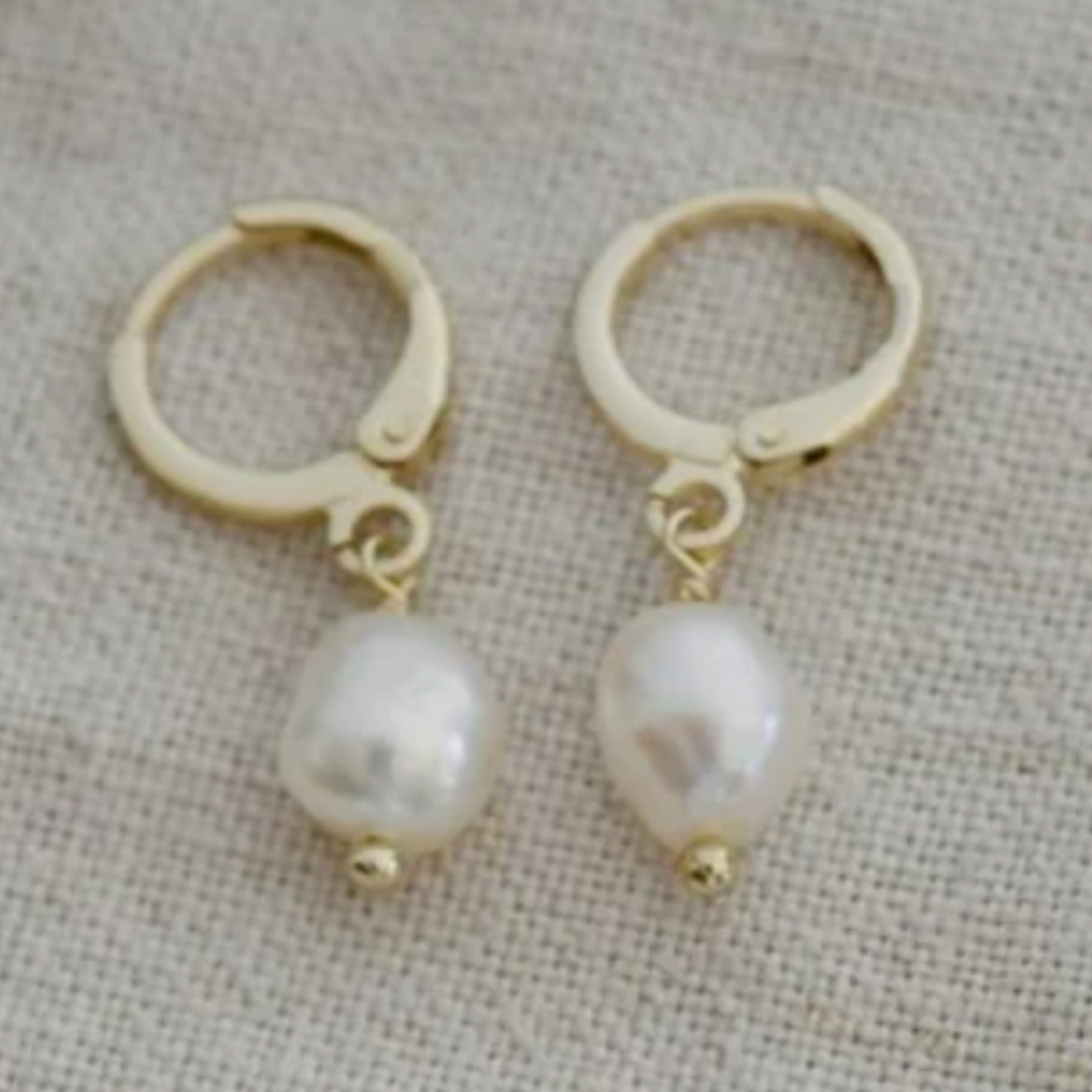 Glee Bitsy Hoops, gold/white pearl