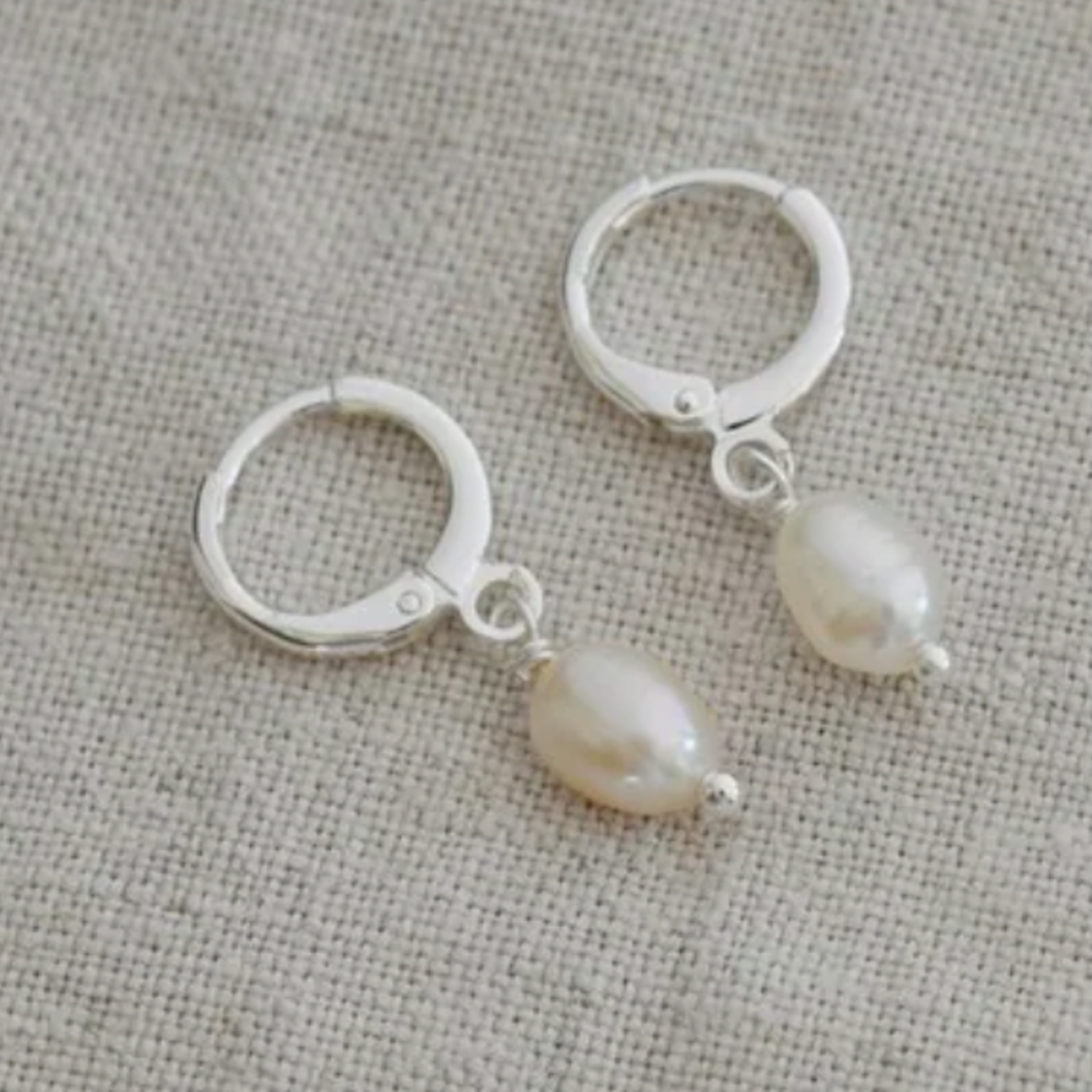 Glee Bitsy Hoops, gold/white pearl