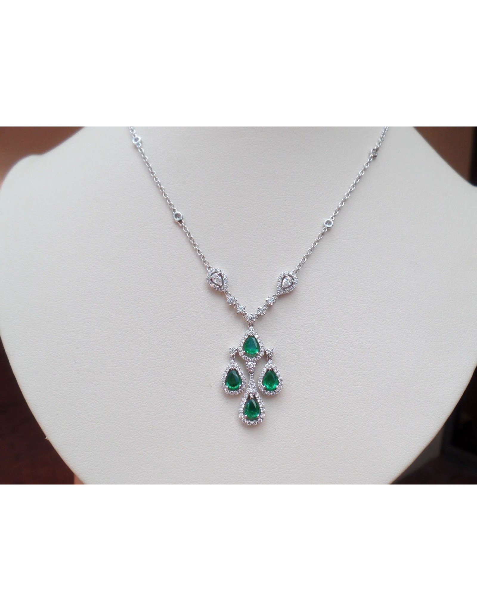 18K White Gold Elegant Emerald and Diamond Necklace, E: 0.88ct, D: 1.36ct