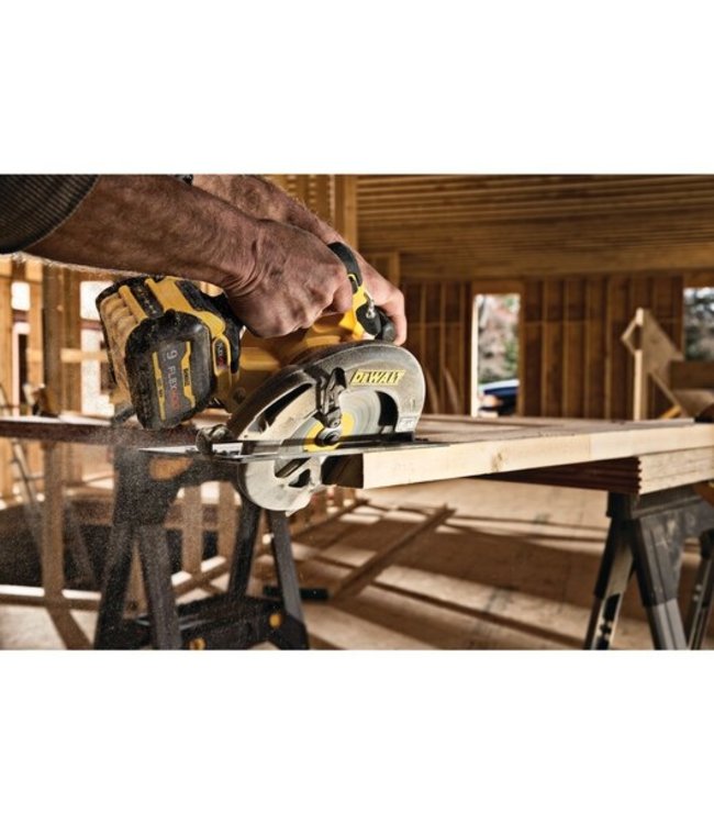 DEWALT Ensemble de scie circulaire sans fil et sans balais de 7 1/4 po 60 V MAX* FLEXVOLT(R) avec frein DCS578X2