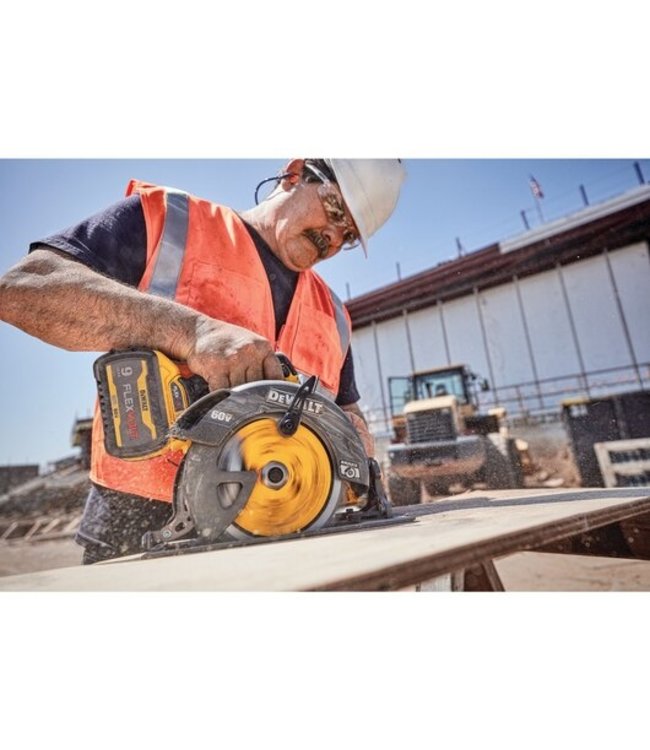 DEWALT Ensemble de scie circulaire sans fil et sans balais de 7 1/4 po 60 V MAX* FLEXVOLT(R) avec frein DCS578X2