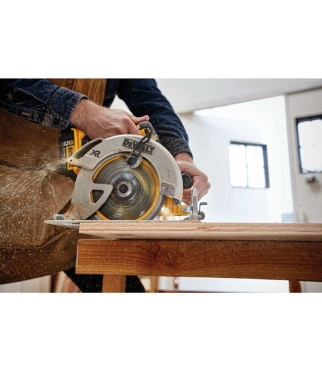 DEWALT Scie circulaire sans fil de 7 1/4 po 20 V MAX* DCS570B