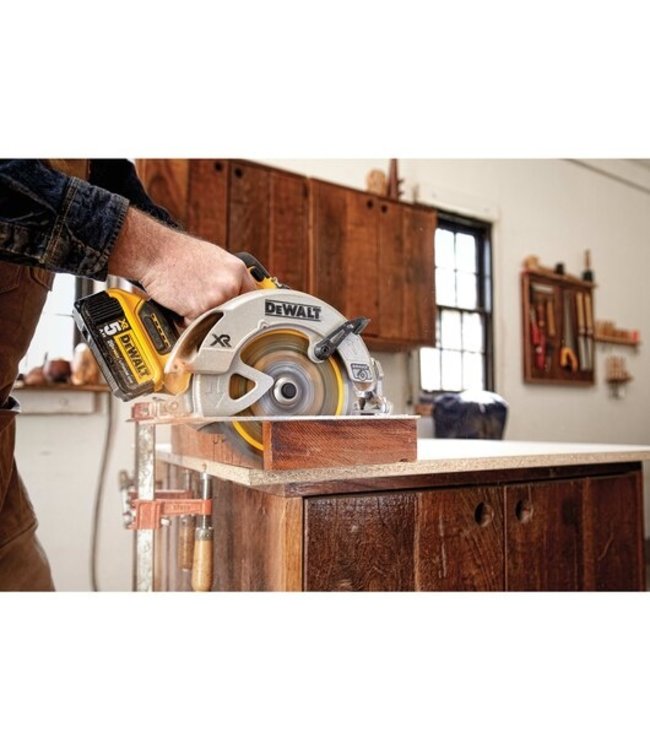 DEWALT Scie circulaire sans fil de 7 1/4 po 20 V MAX* DCS570B