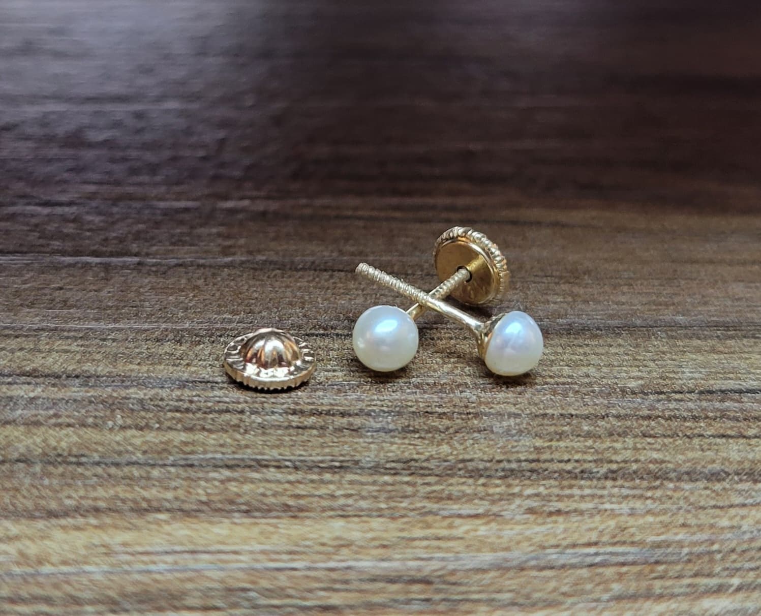 Boucle d'oreille vissée Perle blanche 3 mm, 10K - La Reine de Pique
