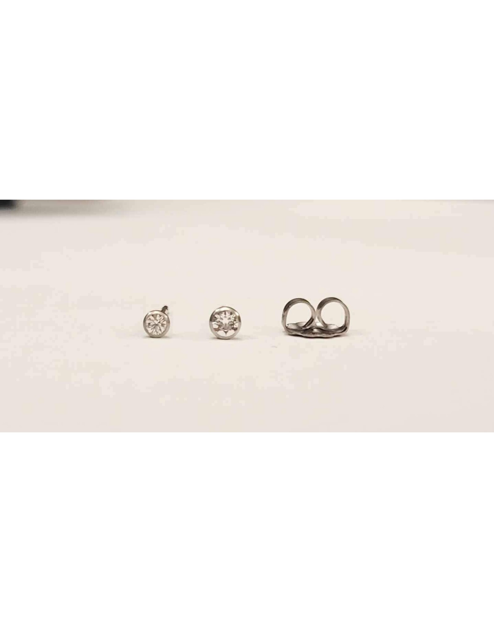 Boucle d'oreille à Papillon Round Titanium