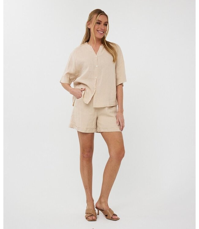 Esqualo SHORT EN LIN Short 100 % lin avec taille élastique et cordon de serrage. Confortable et facile à assortir avec vos blouses préférées.