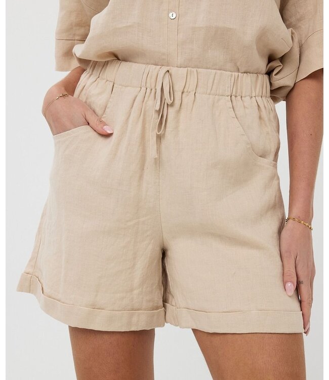 Esqualo SHORT EN LIN Short 100 % lin avec taille élastique et cordon de serrage. Confortable et facile à assortir avec vos blouses préférées.