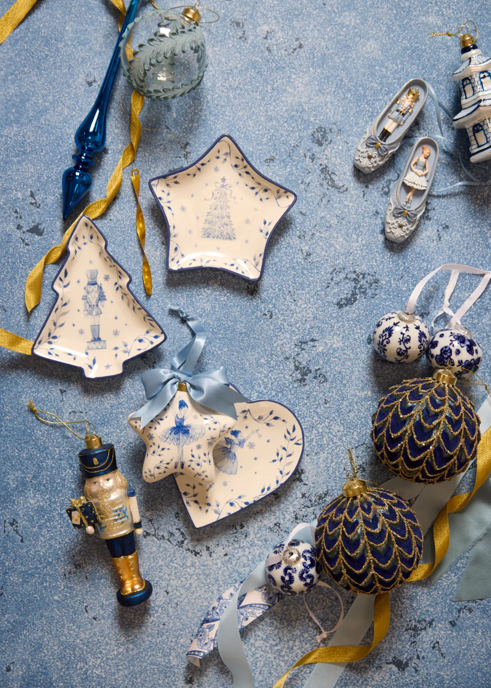 Holly and Ivy Intricate Piped Blue Fern Bauble