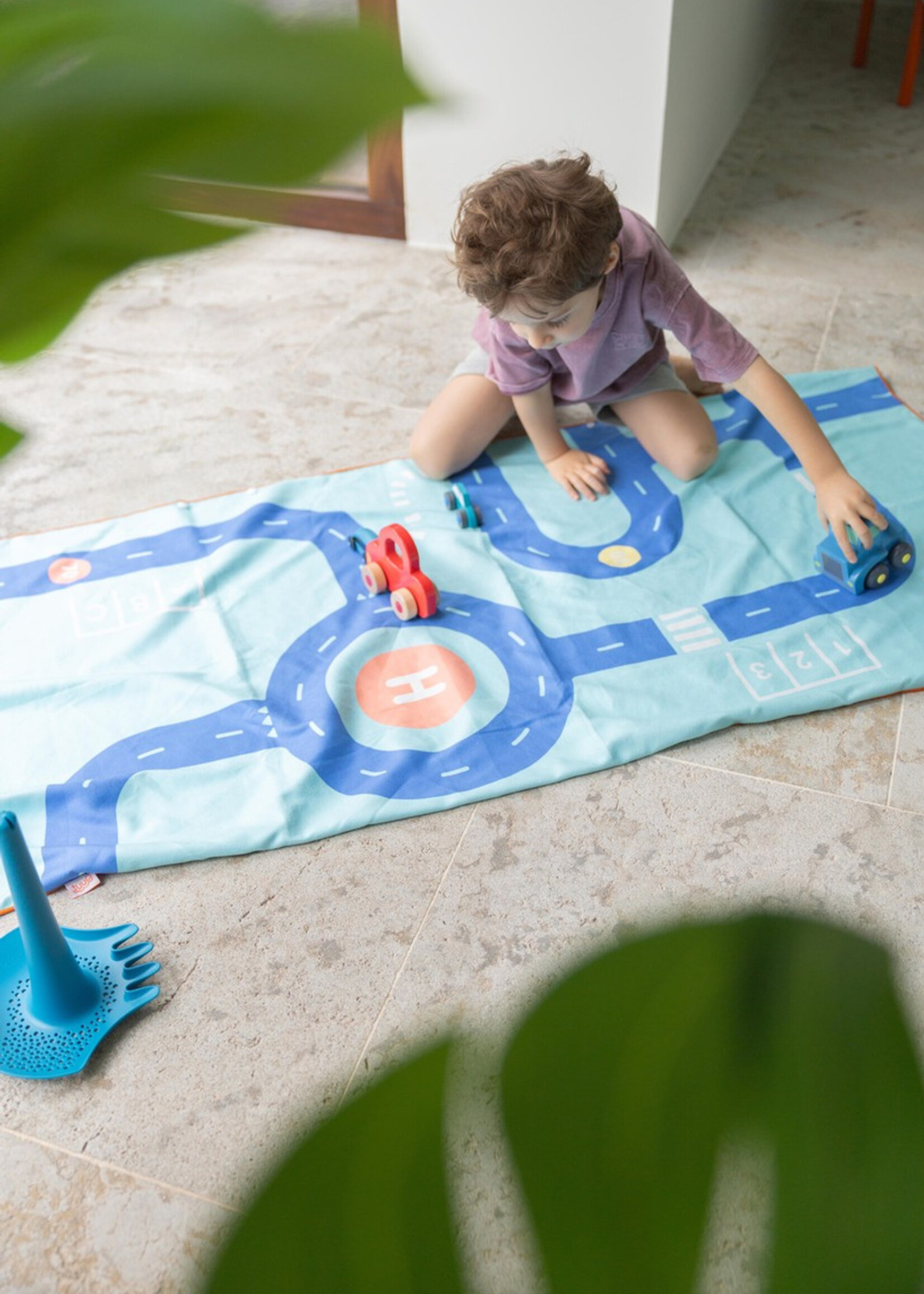 Quut Playtowels - M (140 x 70cm) - Road Lavender